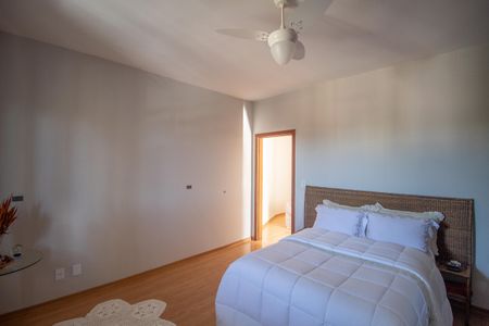 Casa à venda com 420m², 4 quartos e 6 vagasSuite