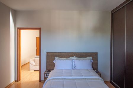 Casa à venda com 420m², 4 quartos e 6 vagasSuite