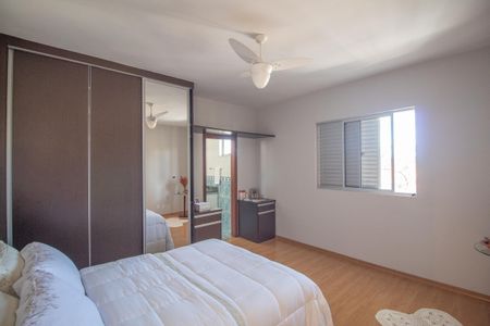 Casa à venda com 420m², 4 quartos e 6 vagasSuite