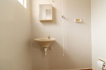 Banheiro de casa para alugar com 1 quarto, 30m² em Vila Paiva, São Paulo