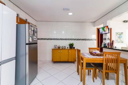 Casa à venda com 180m², 4 quartos e 4 vagas Casa à venda com 180m², 4 quartos e 4 vagasCozinha