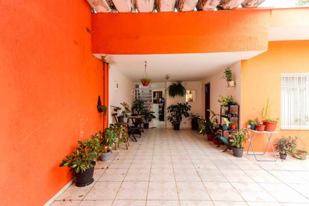 Casa à venda com 180m², 4 quartos e 4 vagas Casa à venda com 180m², 4 quartos e 4 vagasGaragem / Quintal