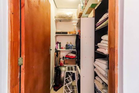 Casa à venda com 180m², 4 quartos e 4 vagas Casa à venda com 180m², 4 quartos e 4 vagasRoupeiro