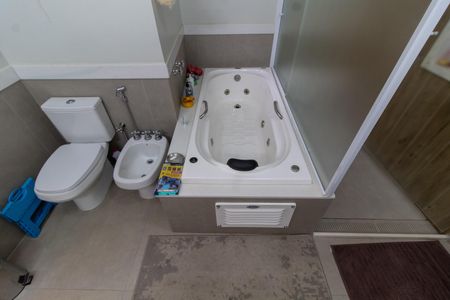 Casa de condomínio à venda com 421m², 4 quartos e 4 vagasBANHEIRO DA SUITE MASTER