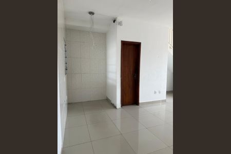 Sala de casa de condomínio para alugar com 2 quartos, 62m² em Jardim das Avencas (fazendinha), Santana de Parnaíba