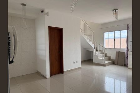 Sala de casa de condomínio para alugar com 2 quartos, 62m² em Jardim das Avencas (fazendinha), Santana de Parnaíba