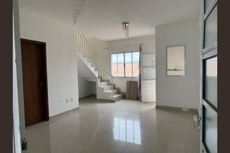 Sala de casa de condomínio para alugar com 2 quartos, 62m² em Jardim das Avencas (fazendinha), Santana de Parnaíba