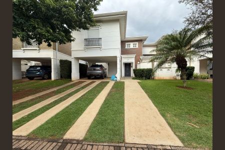 Casa de condomínio à venda com 198m², 3 quartos e 4 vagas Casa de condomínio à venda com 198m², 3 quartos e 4 vagasFachada