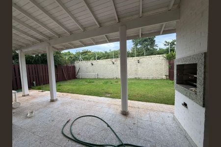 Casa de condomínio à venda com 198m², 3 quartos e 4 vagas Casa de condomínio à venda com 198m², 3 quartos e 4 vagasÁrea externa