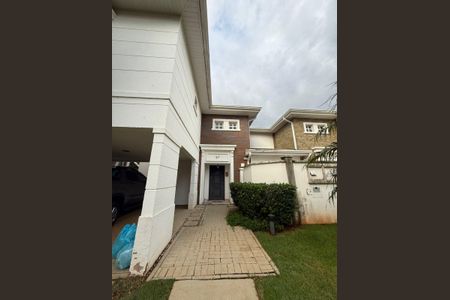 Casa de condomínio à venda com 198m², 3 quartos e 4 vagas Casa de condomínio à venda com 198m², 3 quartos e 4 vagasFachada