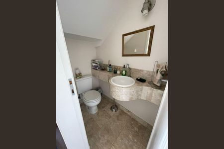 Casa de condomínio à venda com 198m², 3 quartos e 4 vagas Casa de condomínio à venda com 198m², 3 quartos e 4 vagasBanheiro