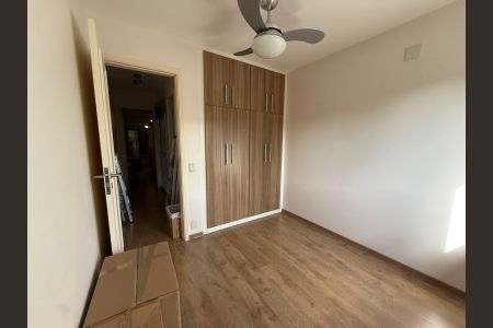 Casa de condomínio à venda com 198m², 3 quartos e 4 vagas Casa de condomínio à venda com 198m², 3 quartos e 4 vagasQuarto