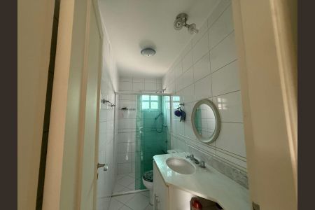 Casa de condomínio à venda com 198m², 3 quartos e 4 vagas Casa de condomínio à venda com 198m², 3 quartos e 4 vagasBanheiro