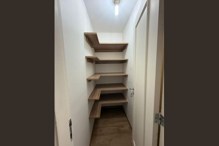 Casa de condomínio à venda com 198m², 3 quartos e 4 vagas Casa de condomínio à venda com 198m², 3 quartos e 4 vagasCloset