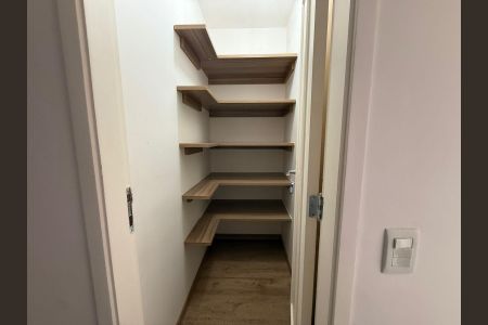 Casa de condomínio à venda com 198m², 3 quartos e 4 vagas Casa de condomínio à venda com 198m², 3 quartos e 4 vagasCloset