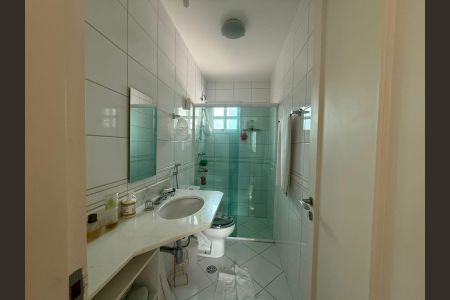 Casa de condomínio à venda com 198m², 3 quartos e 4 vagas Casa de condomínio à venda com 198m², 3 quartos e 4 vagasBanheiro