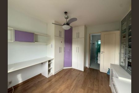 Casa de condomínio à venda com 198m², 3 quartos e 4 vagas Casa de condomínio à venda com 198m², 3 quartos e 4 vagasQuarto