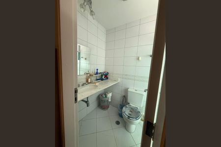 Casa de condomínio à venda com 198m², 3 quartos e 4 vagas Casa de condomínio à venda com 198m², 3 quartos e 4 vagasBanheiro