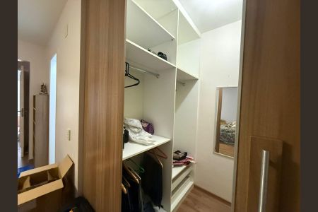 Casa de condomínio à venda com 198m², 3 quartos e 4 vagas Casa de condomínio à venda com 198m², 3 quartos e 4 vagasCloset