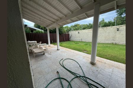 Casa de condomínio à venda com 198m², 3 quartos e 4 vagas Casa de condomínio à venda com 198m², 3 quartos e 4 vagasÁrea externa