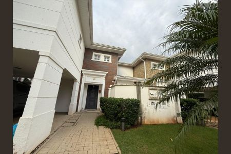 Casa de condomínio à venda com 198m², 3 quartos e 4 vagas Casa de condomínio à venda com 198m², 3 quartos e 4 vagasFachada