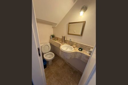 Casa de condomínio à venda com 198m², 3 quartos e 4 vagas Casa de condomínio à venda com 198m², 3 quartos e 4 vagasBanheiro