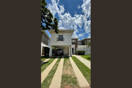 Casa de condomínio à venda com 198m², 3 quartos e 4 vagas Casa de condomínio à venda com 198m², 3 quartos e 4 vagasFachada