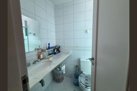 Casa de condomínio à venda com 198m², 3 quartos e 4 vagas Casa de condomínio à venda com 198m², 3 quartos e 4 vagasBanheiro