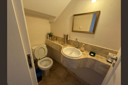 Casa de condomínio à venda com 198m², 3 quartos e 4 vagas Casa de condomínio à venda com 198m², 3 quartos e 4 vagasBanheiro