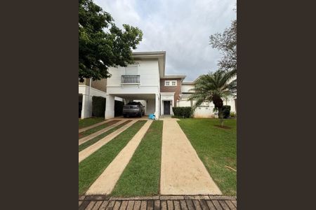 Casa de condomínio à venda com 198m², 3 quartos e 4 vagas Casa de condomínio à venda com 198m², 3 quartos e 4 vagasFachada