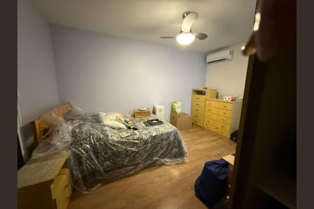 Casa de condomínio à venda com 198m², 3 quartos e 4 vagas Casa de condomínio à venda com 198m², 3 quartos e 4 vagasQuarto