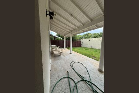 Casa de condomínio à venda com 198m², 3 quartos e 4 vagas Casa de condomínio à venda com 198m², 3 quartos e 4 vagasÁrea externa