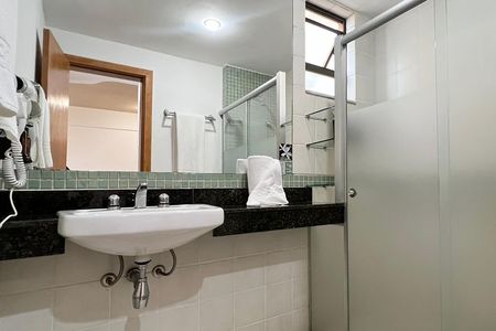 Banheiro de apartamento à venda com 1 quarto, 40m² em Vale do Sereno, Nova Lima