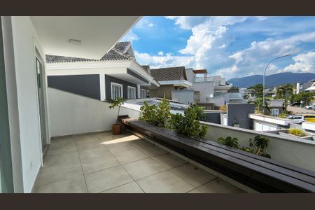 Casa de condomínio à venda com 300m², 4 quartos e 3 vagasVaranda da Suíte 1 e 2