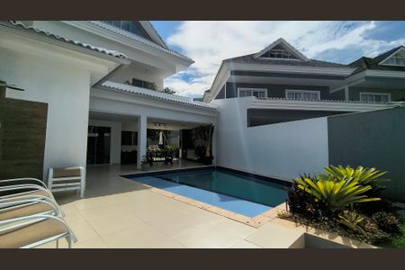 Casa de condomínio à venda com 300m², 4 quartos e 3 vagasQuintal