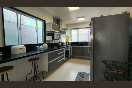 Casa de condomínio à venda com 300m², 4 quartos e 3 vagasCozinha