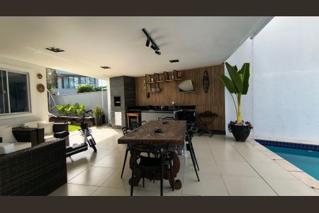 Casa de condomínio à venda com 300m², 4 quartos e 3 vagasQuintal