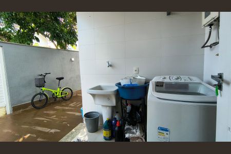Casa de condomínio à venda com 300m², 4 quartos e 3 vagasÁrea de Serviço 