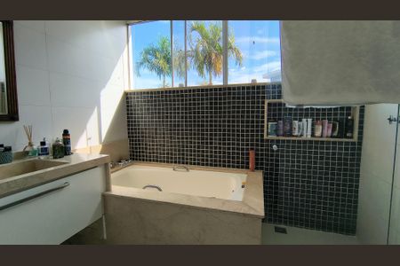 Casa de condomínio à venda com 300m², 4 quartos e 3 vagasBanheiro da Suíte 1