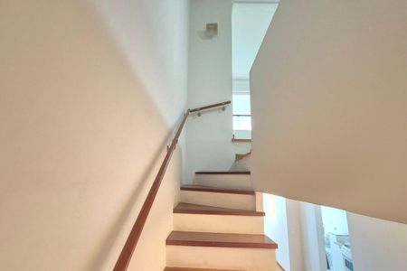 Apartamento à venda com 101m², 1 quarto e 1 vaga Apartamento à venda com 101m², 1 quarto e 1 vagaEscada