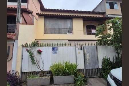 Casa de condomínio à venda com 200m², 4 quartos e 2 vagasFachada 