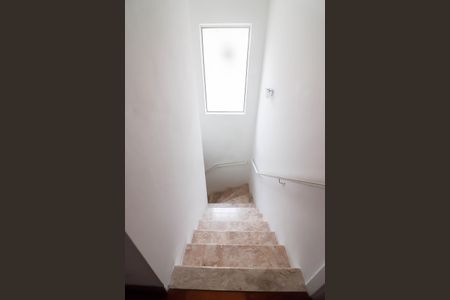 Casa à venda com 126m², 3 quartos e 2 vagas Casa à venda com 126m², 3 quartos e 2 vagasEscadas