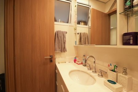 Apartamento à venda com 246m², 4 quartos e 5 vagasBanheiro da Suíte 2