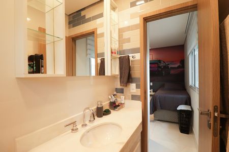 Apartamento à venda com 246m², 4 quartos e 5 vagasBanheiro da Suíte 1