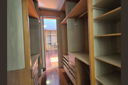 Apartamento à venda com 382m², 4 quartos e 3 vagasCloset 