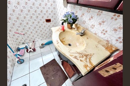 Casa à venda com 171m², 5 quartos e 2 vagas Casa à venda com 171m², 5 quartos e 2 vagasBanheiro