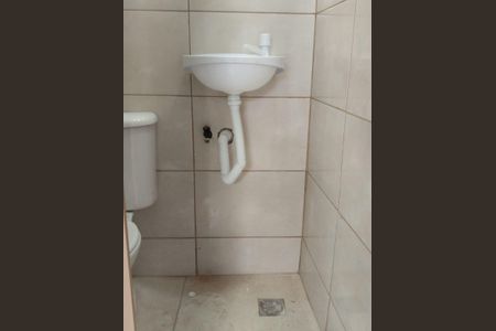 Banheiro de kitnet/studio para alugar com 1 quarto, 20m² em Parada de Lucas, Rio de Janeiro