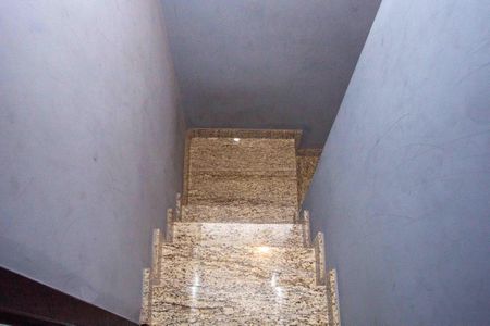 Casa à venda com 120m², 2 quartos e 2 vagasEscada