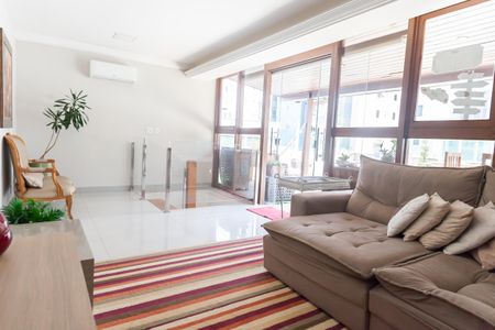 Apartamento à venda com 210m², 3 quartos e 2 vagas Apartamento à venda com 210m², 3 quartos e 2 vagasSala de TV