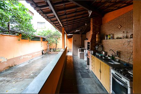 Casa à venda com 312m², 6 quartos e sem vaga Casa à venda com 312m², 6 quartos e sem vagaÁrea Externa casa 2